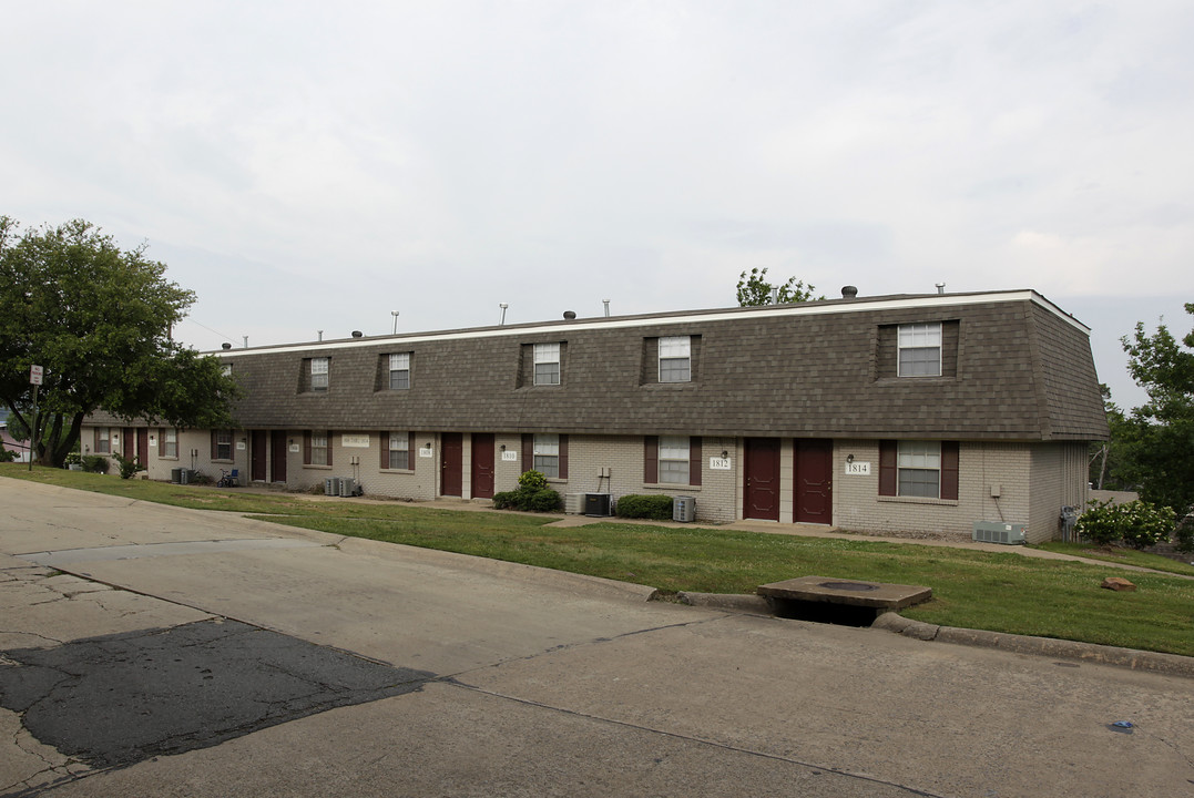 1800 Arrowhead Rd in North Little Rock, AR - Building Photo