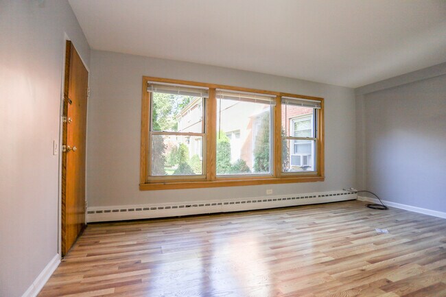 2103 W Farragut Ave in Chicago, IL - Building Photo - Building Photo
