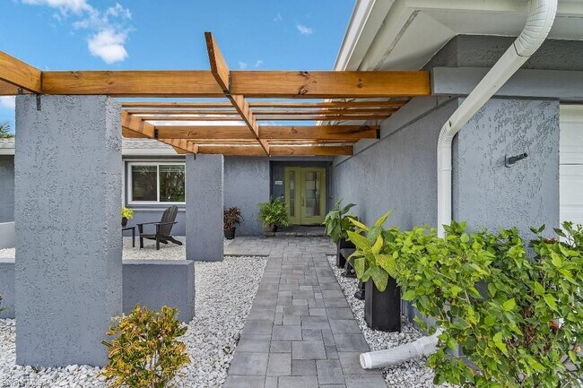 5301 Shalley Cir E in Ft. Myers, FL - Building Photo - Building Photo
