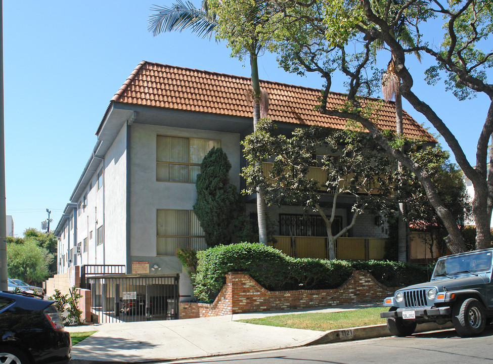 1121 N Kings Rd in West Hollywood, CA - Building Photo