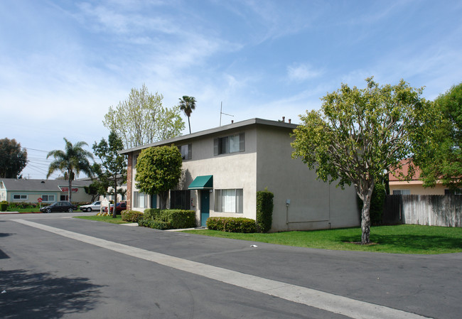 2048-2050 Wallace Ave in Costa Mesa, CA - Building Photo - Building Photo