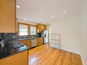 7 Bonner Ave, Unit 2 in Medford, MA - Foto de edificio - Building Photo