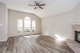 217 Hollywood Dr in Glenn Heights, TX - Building Photo - Building Photo