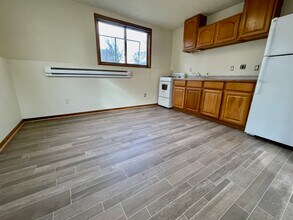 902 W Lincoln Ave #2 in Fergus Falls, MN - Building Photo - Building Photo