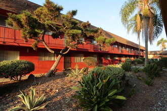 Woodlawn West Apartments in Chula Vista, CA - Foto de edificio - Building Photo