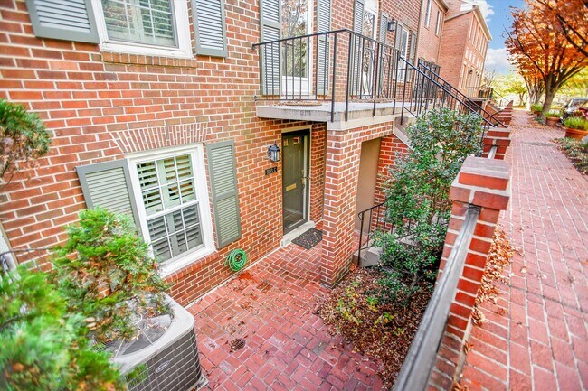 3293 Sutton Pl NW in Washington, DC - Building Photo - Building Photo