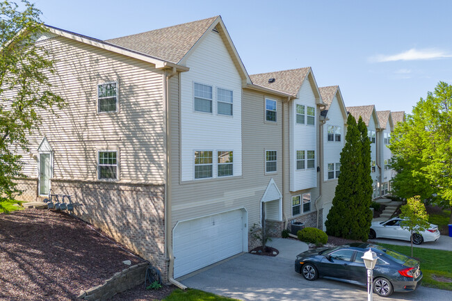 Brookfield Terrace in Brookfield, WI - Foto de edificio - Building Photo