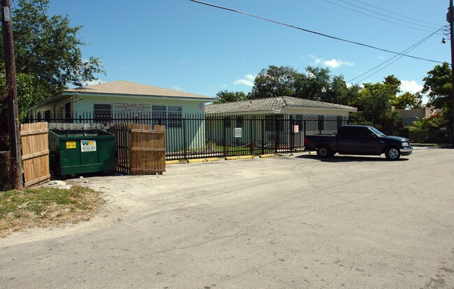 738 NE 86th St in Miami, FL - Building Photo - Building Photo