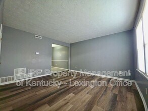 305 Lake St in Nicholasville, KY - Foto de edificio - Building Photo