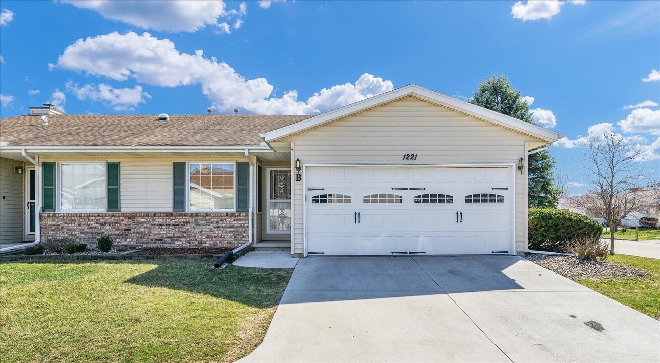 1221 Eastport Dr in Bloomington, IL - Foto de edificio