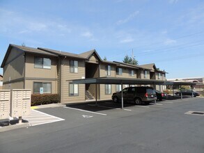 Evergreen Apartments in Vancouver, WA - Building Photo - Building Photo