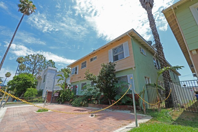 14108-14133 Gilmore St in Van Nuys, CA - Foto de edificio - Building Photo