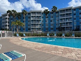 3315 58th Ave S, Unit 409 in St. Petersburg, FL - Building Photo