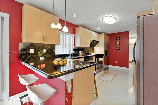 10201 NW 57th Terrace in Doral, FL - Foto de edificio - Building Photo