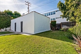 145-147 N Clark Dr in Beverly Hills, CA - Building Photo - Building Photo