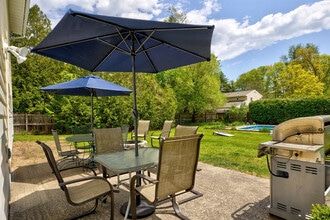 10 James Dr in Saratoga Springs, NY - Foto de edificio - Building Photo