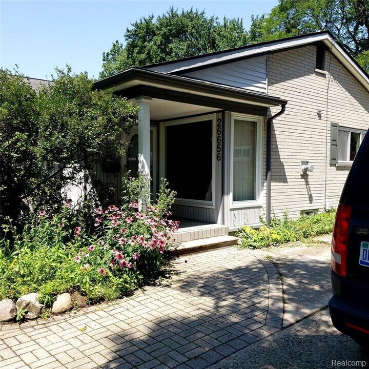26656 Rouge River Dr in Dearborn Heights, MI - Building Photo