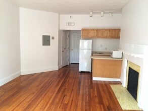 1077 Beacon St, Unit 8 in Brookline, MA - Foto de edificio - Building Photo