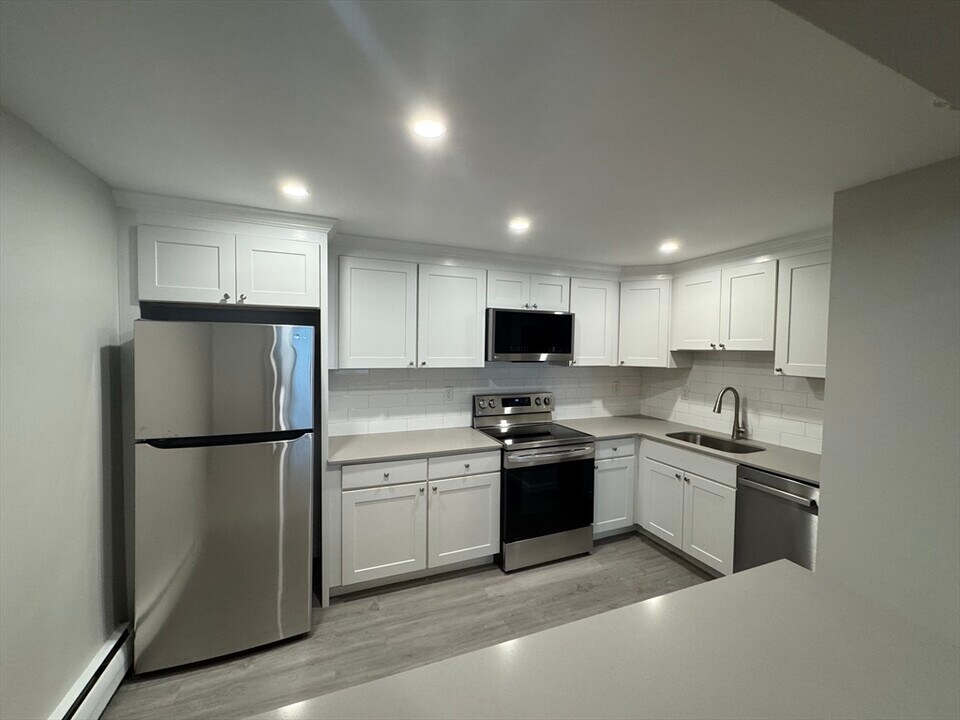 1395 Furnace Brook Pkwy in Quincy, MA - Building Photo