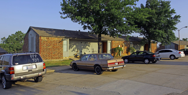 Sunset Plaza in Tulsa, OK - Foto de edificio - Building Photo