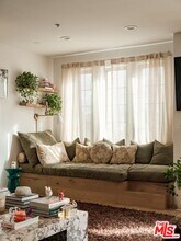 10648 Woodbridge St in Los Angeles, CA - Foto de edificio - Building Photo