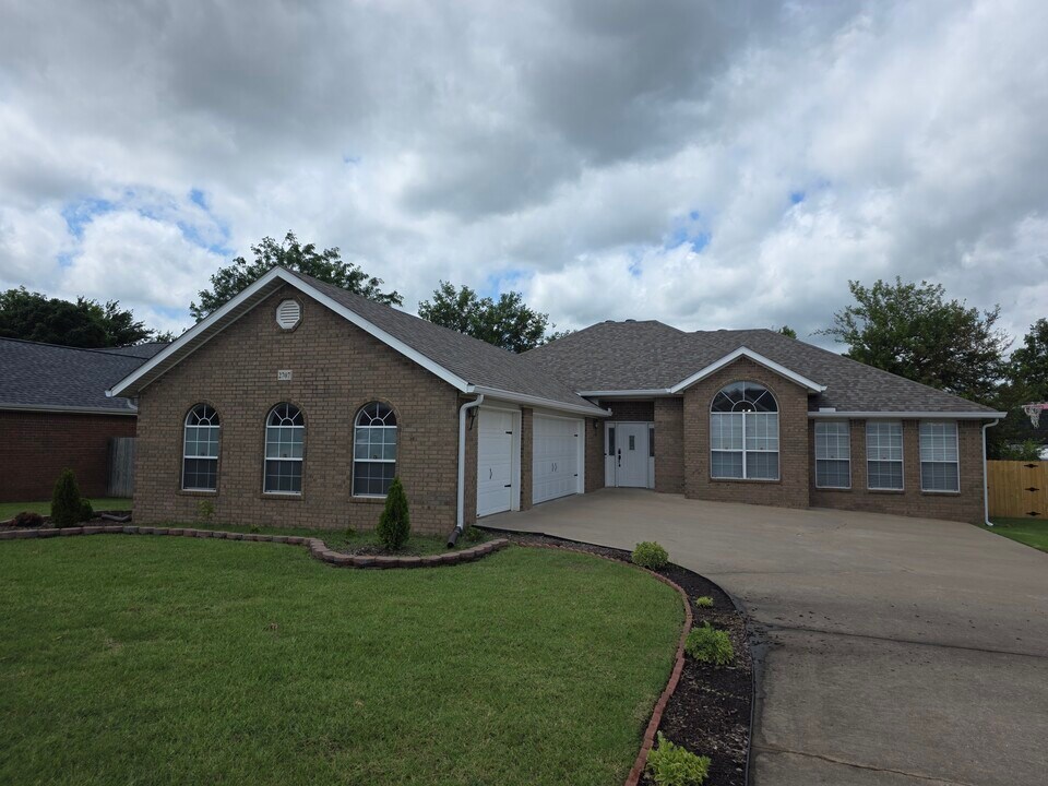 2707 SE 6th St in Bentonville, AR - Foto de edificio