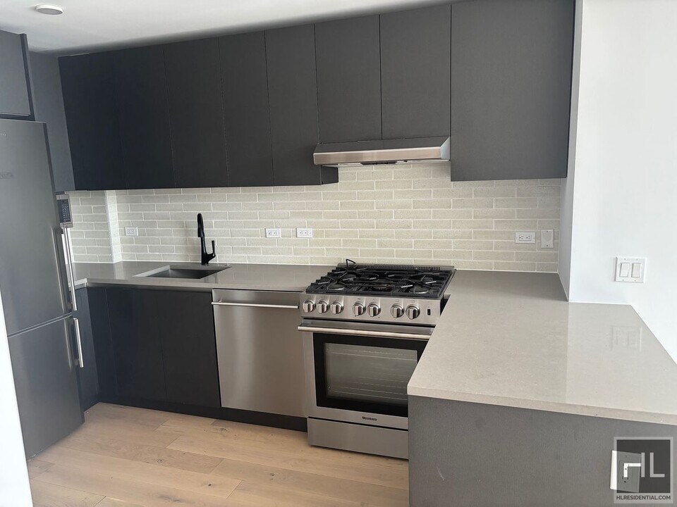 NORTHERN BOULEVARD in Queens, NY - Building Photo