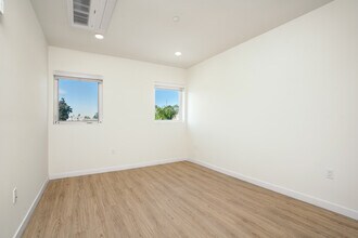 14629 W Erwin St in Van Nuys, CA - Foto de edificio - Building Photo