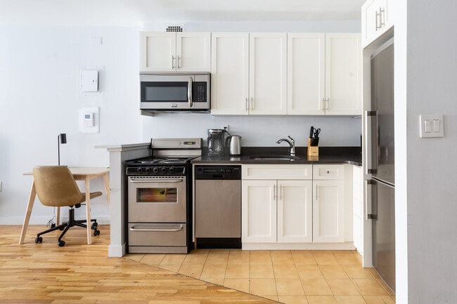 417 E 83rd St in New York, NY - Building Photo - Building Photo