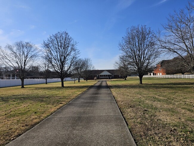 1876 S Mt Juliet Rd in Mount Juliet, TN - Foto de edificio - Building Photo