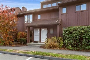 422 Panorama Dr in Mohegan Lake, NY - Building Photo