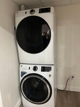 64 Sand Creek Rd, Unit main building in Albany, NY - Foto de edificio - Building Photo