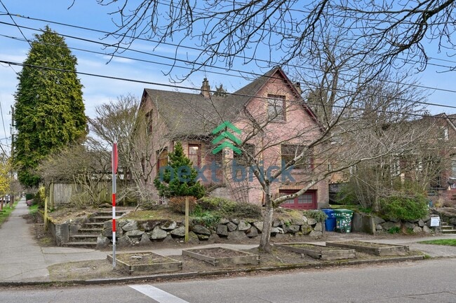 8216 Dayton Ave N in Seattle, WA - Building Photo - Building Photo