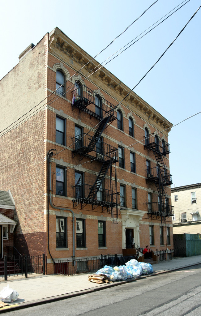 130 Glen St in Brooklyn, NY - Building Photo - Building Photo