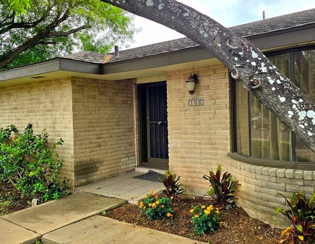 105 Indiana St in Laredo, TX - Building Photo - Building Photo