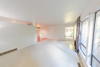 3525 120th Ave SE in Bellevue, WA - Building Photo - Building Photo