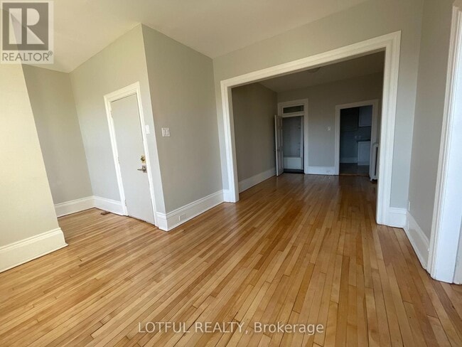 2 Russell St E in Smiths Falls, ON - Building Photo - Building Photo