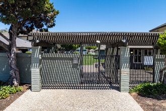 Pine Meadows Apartments in Concord, CA - Foto de edificio - Building Photo