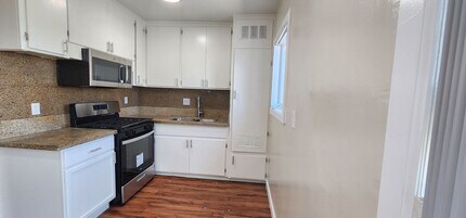 210 E 29th St in Long Beach, CA - Foto de edificio - Building Photo