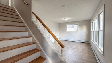 380 Holcomb St in Hartford, CT - Building Photo - Building Photo