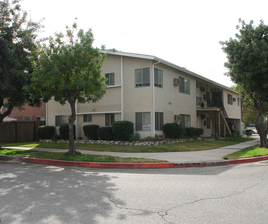 5840 Whitnall Hwy in North Hollywood, CA - Building Photo