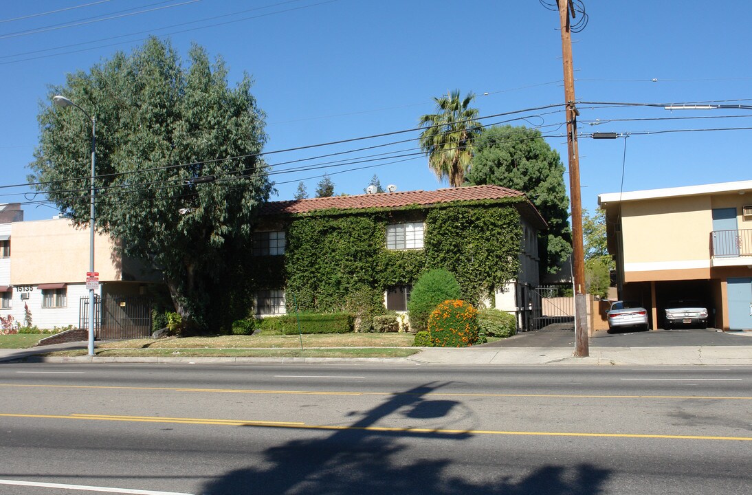 15131 Victory Blvd in Van Nuys, CA - Building Photo