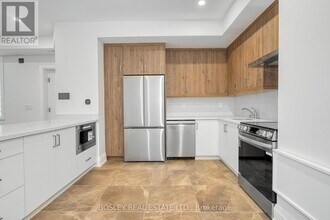 2579 Yonge St in Toronto, ON - Building Photo - Building Photo