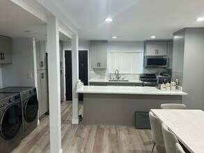 429 E Providencia Ave, Unit F in Burbank, CA - Foto de edificio - Building Photo