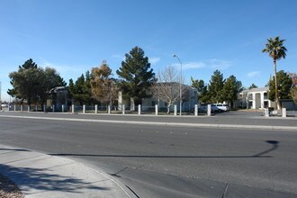 Nellis Gardens in Las Vegas, NV - Foto de edificio - Building Photo