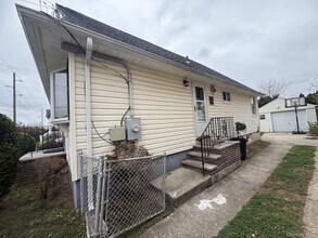 573 Lakeville Rd in New Hyde Park, NY - Building Photo - Building Photo