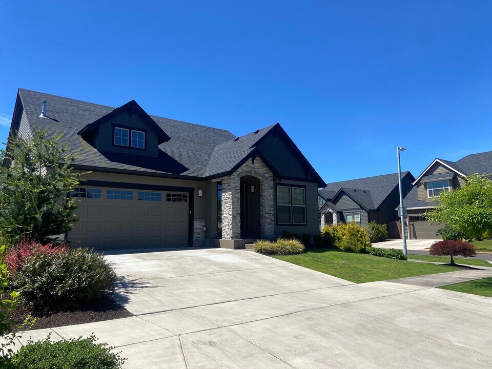 926 Robin Hood Ave in Eugene, OR - Building Photo
