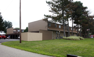 Oak Glen II Apartments in Canton, OH - Building Photo - Building Photo