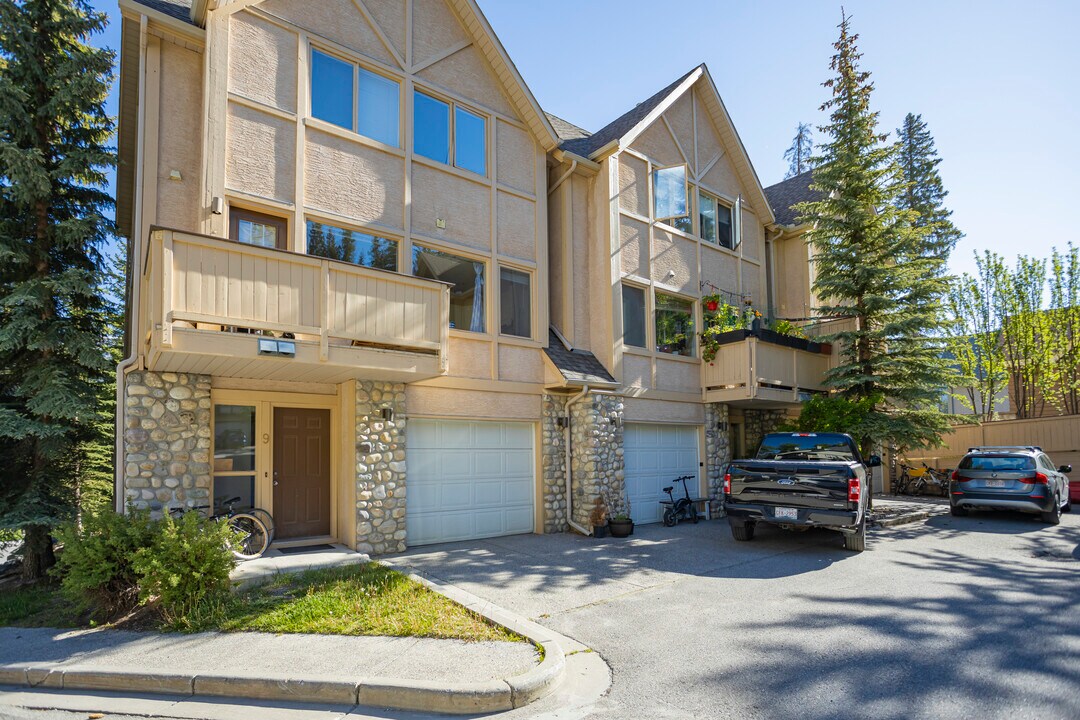 125 Cave Av in Banff, AB - Building Photo