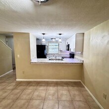 10128 Lake Oak Cir in Tampa, FL - Building Photo - Building Photo